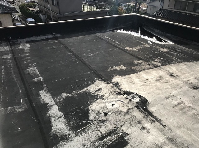 守山区で雨漏りが発生した戸建ての陸屋根へ通気緩衝工法で防水工事、新規のシートと脱気筒を施工